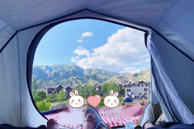 苗苗晒全家出游照，衣着宽松脚部浮肿，与郑恺