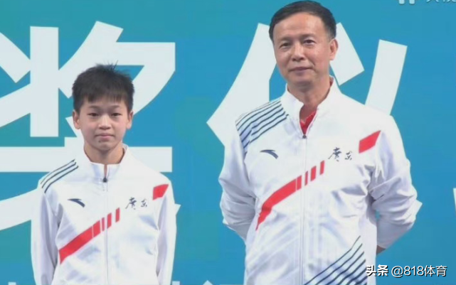 神仙师徒!全红婵动物园喂长颈鹿树叶不得要领,何教练亲自示范教她