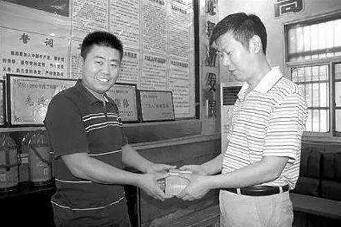 从捡破烂到亿万富翁，他是怎样逆袭人生的？