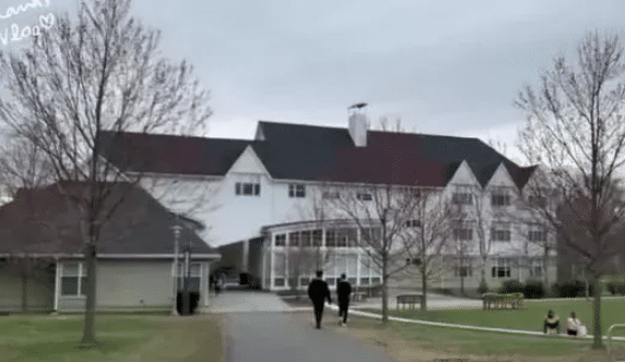 欧阳娜娜去看望妹妹，豪华宿舍太惊人！果然是贫穷限制大家想象