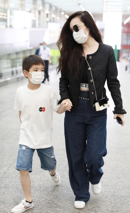 还记得杜江儿子嗯哼吗，和妈妈走机场被偶遇，8岁变化大到认不出