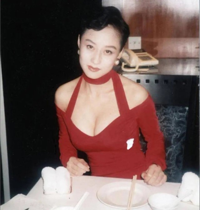 利智俩女儿晒照为她庆生，和李连杰结婚后退出