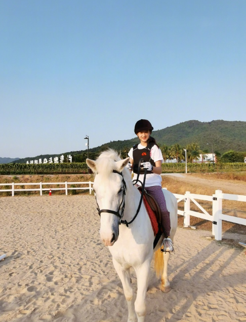 田亮傲嬌曬12歲女兒騎馬照，森碟變小騎士又美又颯，長腿太優越