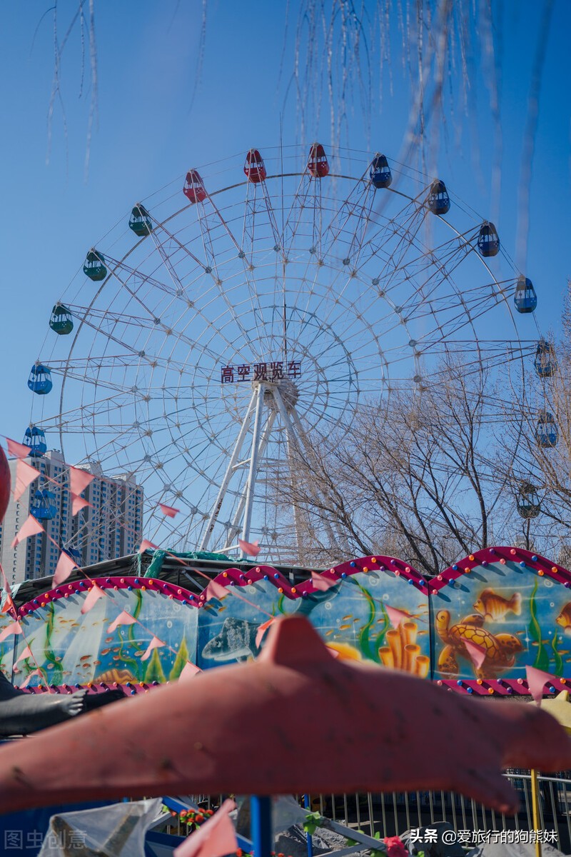 The winter snow scene in Datong Park, the permanent Ferris wheel is ...