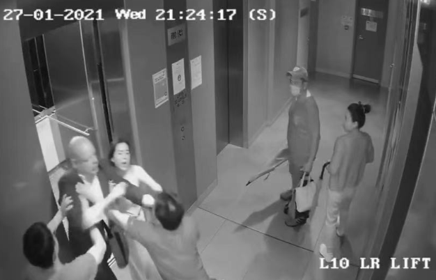 全网怒了：悉尼华人留学生在电梯里遭白人高管辱骂推搡，视频曝光