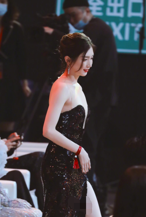 江疏影黑色长裙现身活动，肤色白皙透亮，也太