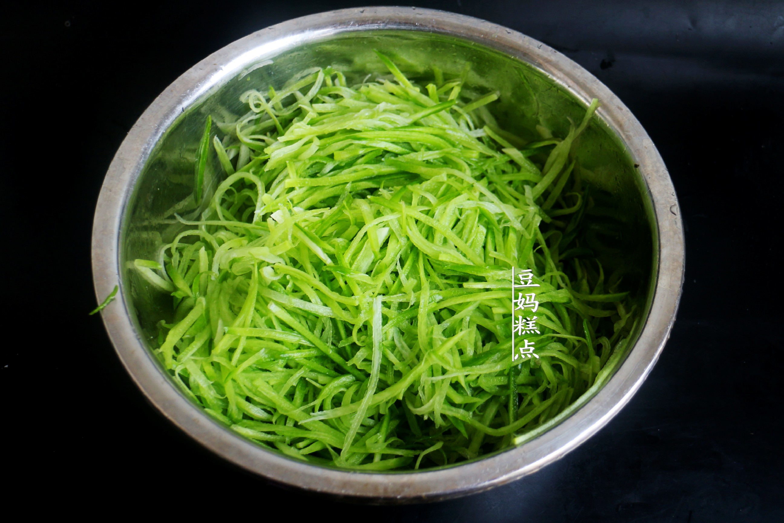 快立冬了，炸蘿蔔丸子，掌握3個小技巧，丸子香氣十足特好吃