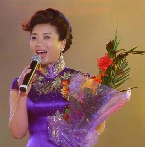 她登上春晚舞台23次，却因工作太忙而离婚，如今51岁却还是单身