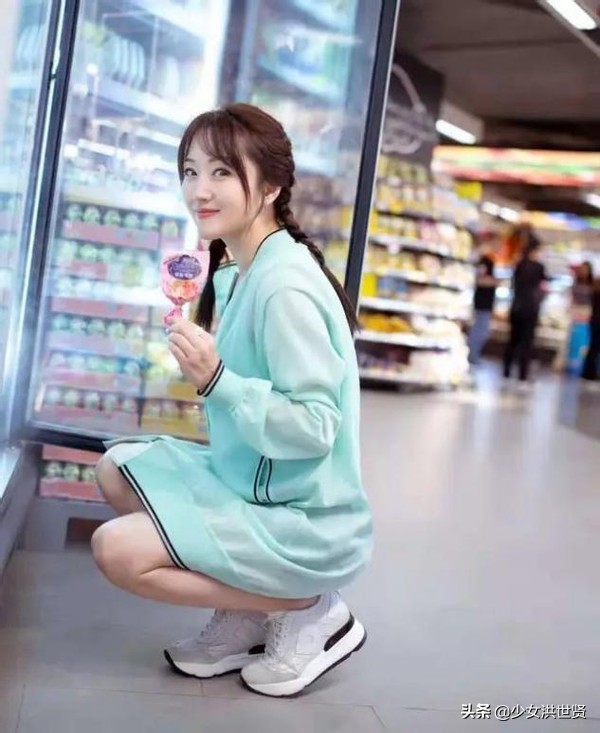 被50岁杨钰莹惊艳了，穿牛仔装青春休闲，网友：岁月从不败美人