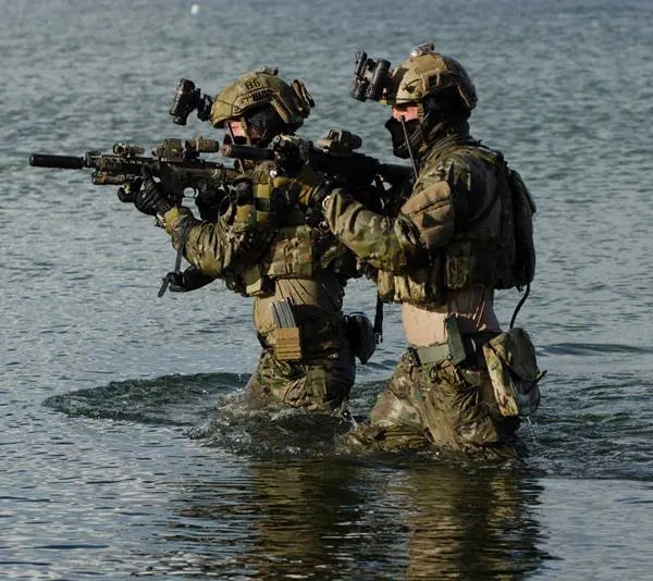 6个人就将美国航母炸沉，究竟怎么办到的？越南“蛙人”就是牛