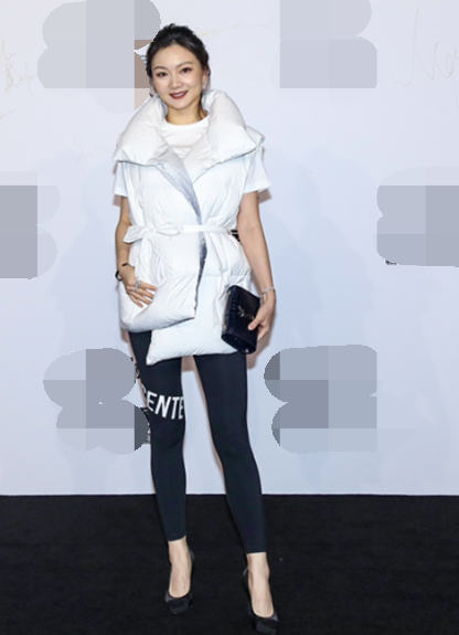 张艺谋小31岁娇妻罕晒照！身材纤细不像3娃妈，不输女星状态佳