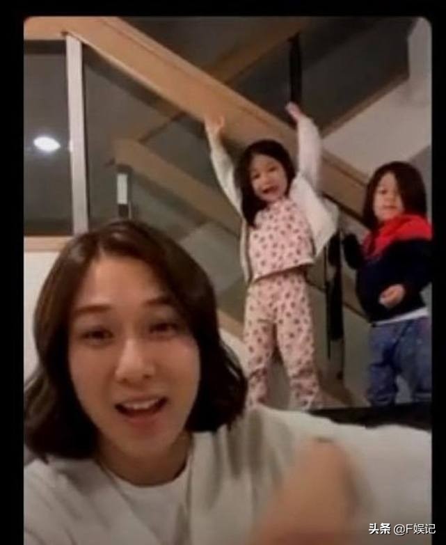 鍾嘉欣37歲生日開心收女兒禮物開直播一對子女亂入顯得很興奮