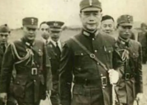 当年汪精卫的儿子回国扫墓，看见他爹的跪像，说了9字就转身离去