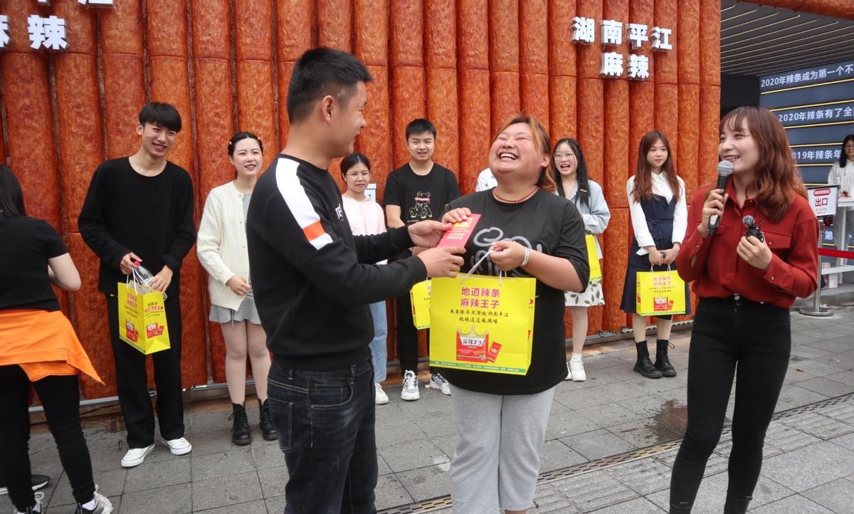 “520”比赛吃5.2米长辣条，空姐空少齐上阵