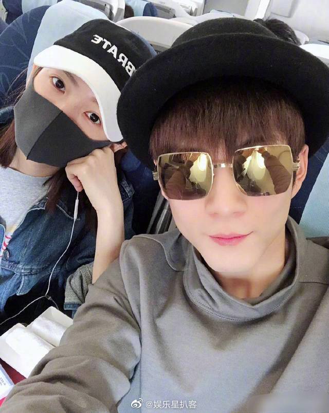 韩东君陈瑶团建,单手拎起陈瑶特别苏,像苦力男友带着小女友出游