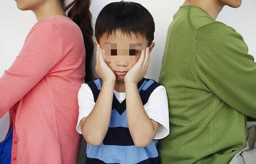 房祖名给小龙女过生日，兄妹关系有所亲近，但父爱难弥补