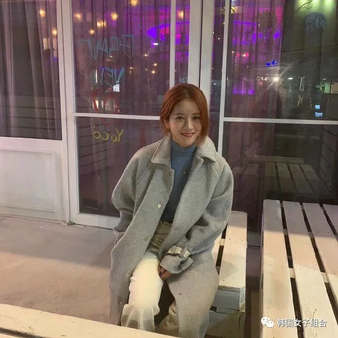 干净简约中又带着一点小帅气,有着很棒私服风格的这位女团爱豆