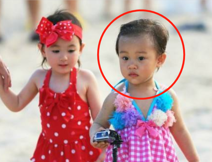 还记得甜馨吗？7年前参加真人秀被说丑，7年后颜值赶超小姐妹奥莉