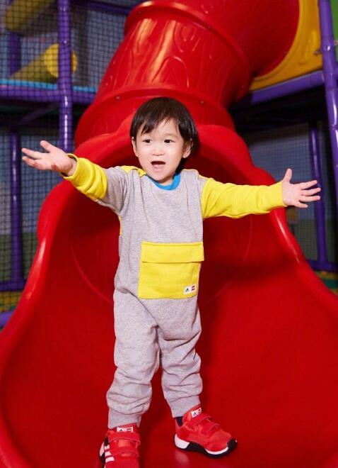 恭喜！胡杏儿手捧孕肚宣布怀上三胎，婚后四年抱三速度迅猛