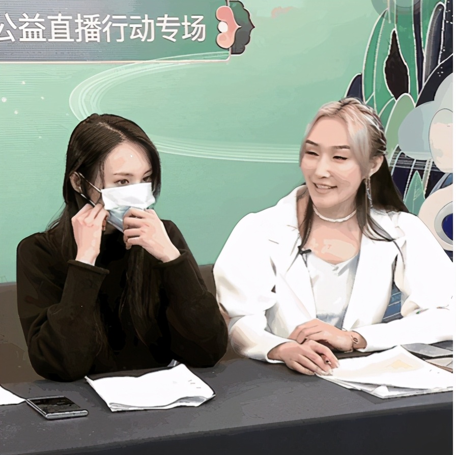 郑爽直播迟到一小时，戴口罩状态疲惫，带病坚持不容易