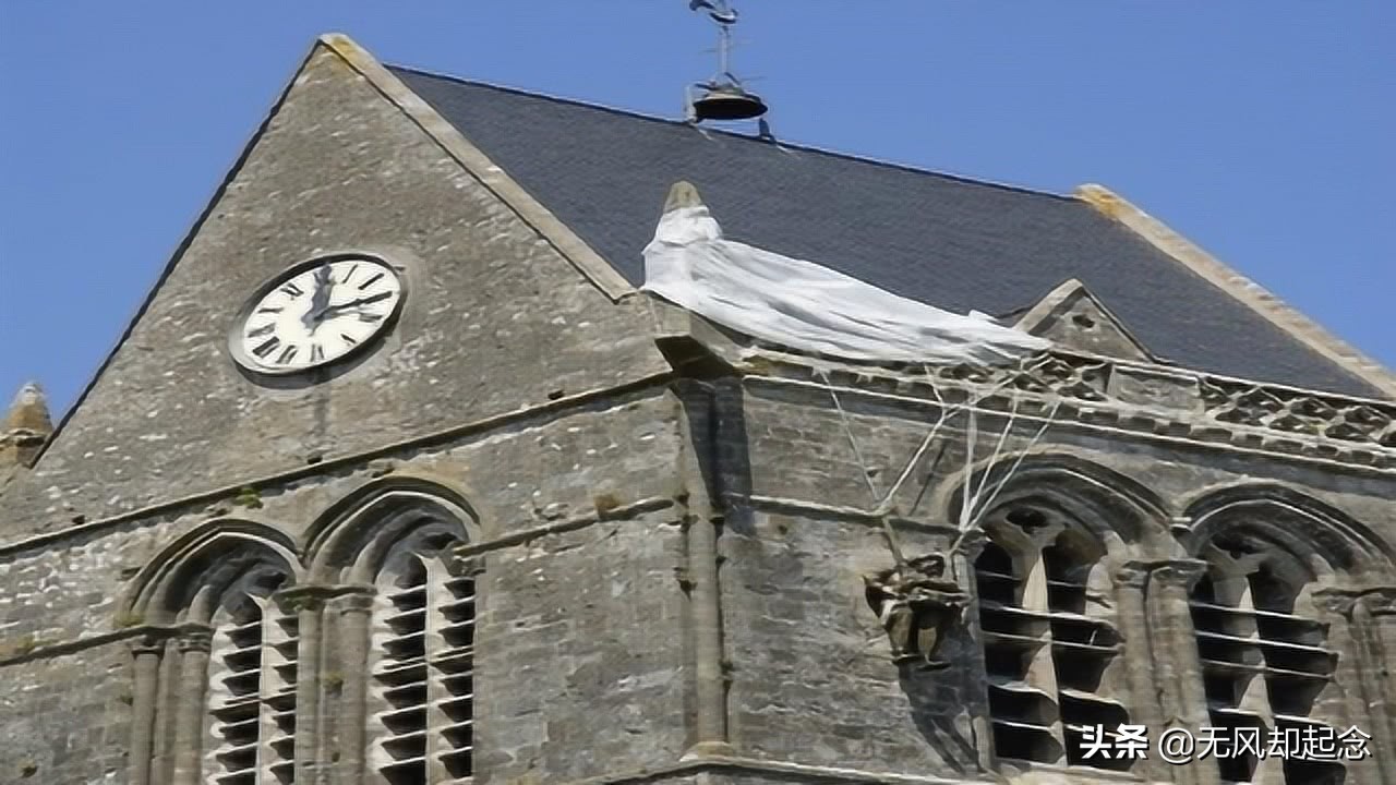 美国士兵跳伞“装死”躲过一劫，74年后，降落伞依旧挂在教堂上