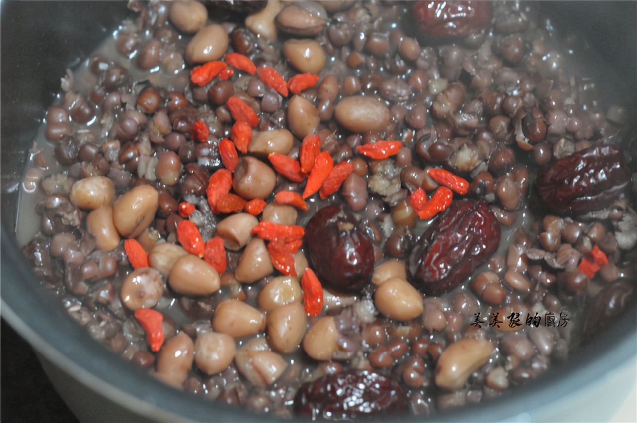 紅豆最過癮的吃法，不做丸子、不捏飯糰，軟嫩咸鮮，比糍粑香