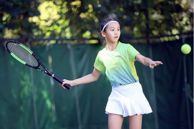 12岁森碟初长成，扎双马尾甜美可爱，长相跟爸爸田亮一个样