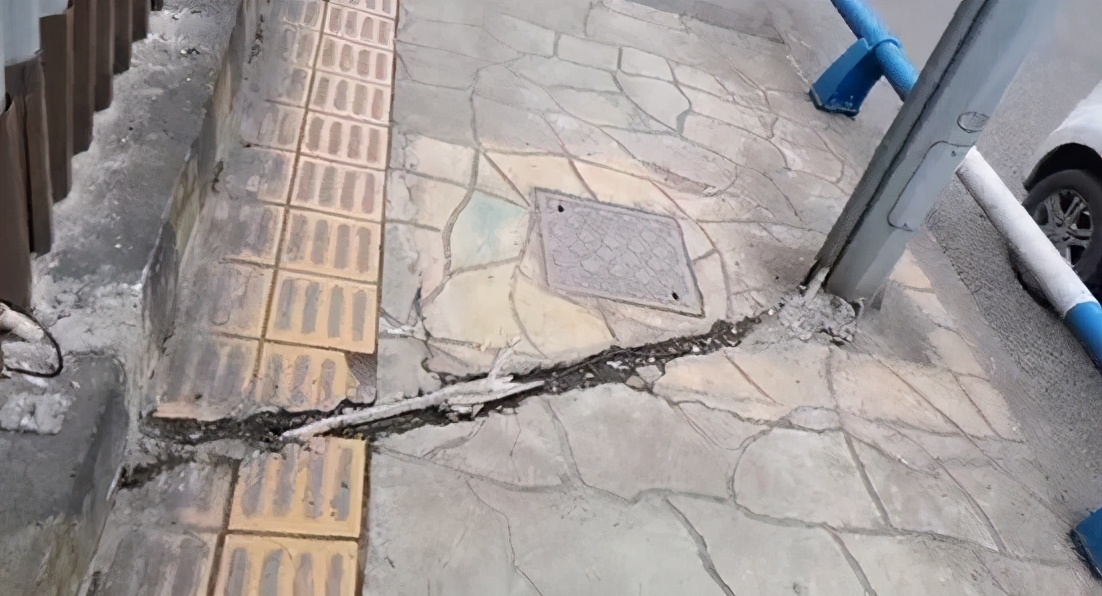 人行道上绊跟头这事谁管？答案在这里