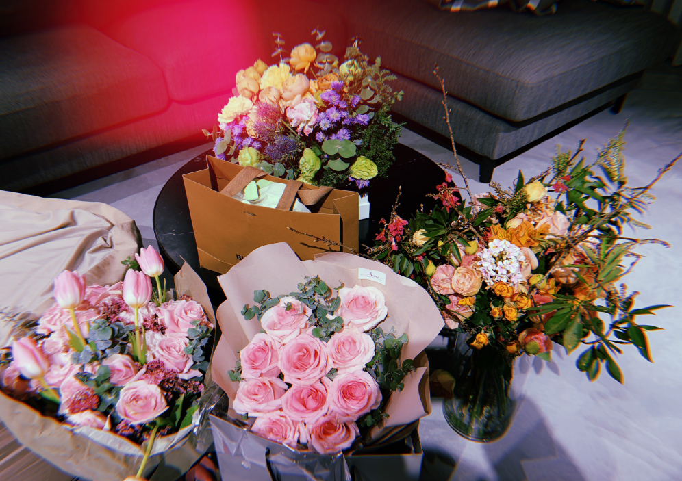 柯佳嬿曬慶生照，與賈靜雯蹲吃蛋糕接地氣，曾之喬發文送祝福