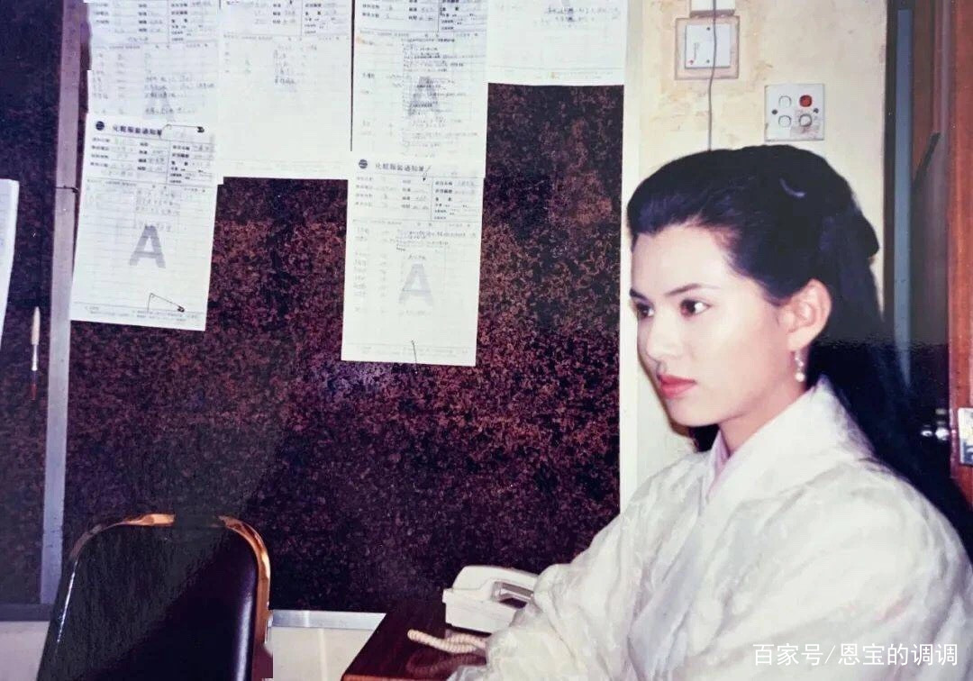 佟丽娅官宣离婚，全网恭喜：我却看到了婚姻里