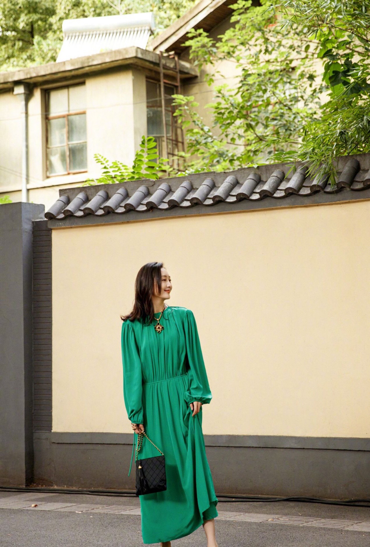 37岁王鸥身材比例太好，绿色连衣裙配透明鞋，复古风很惊艳
