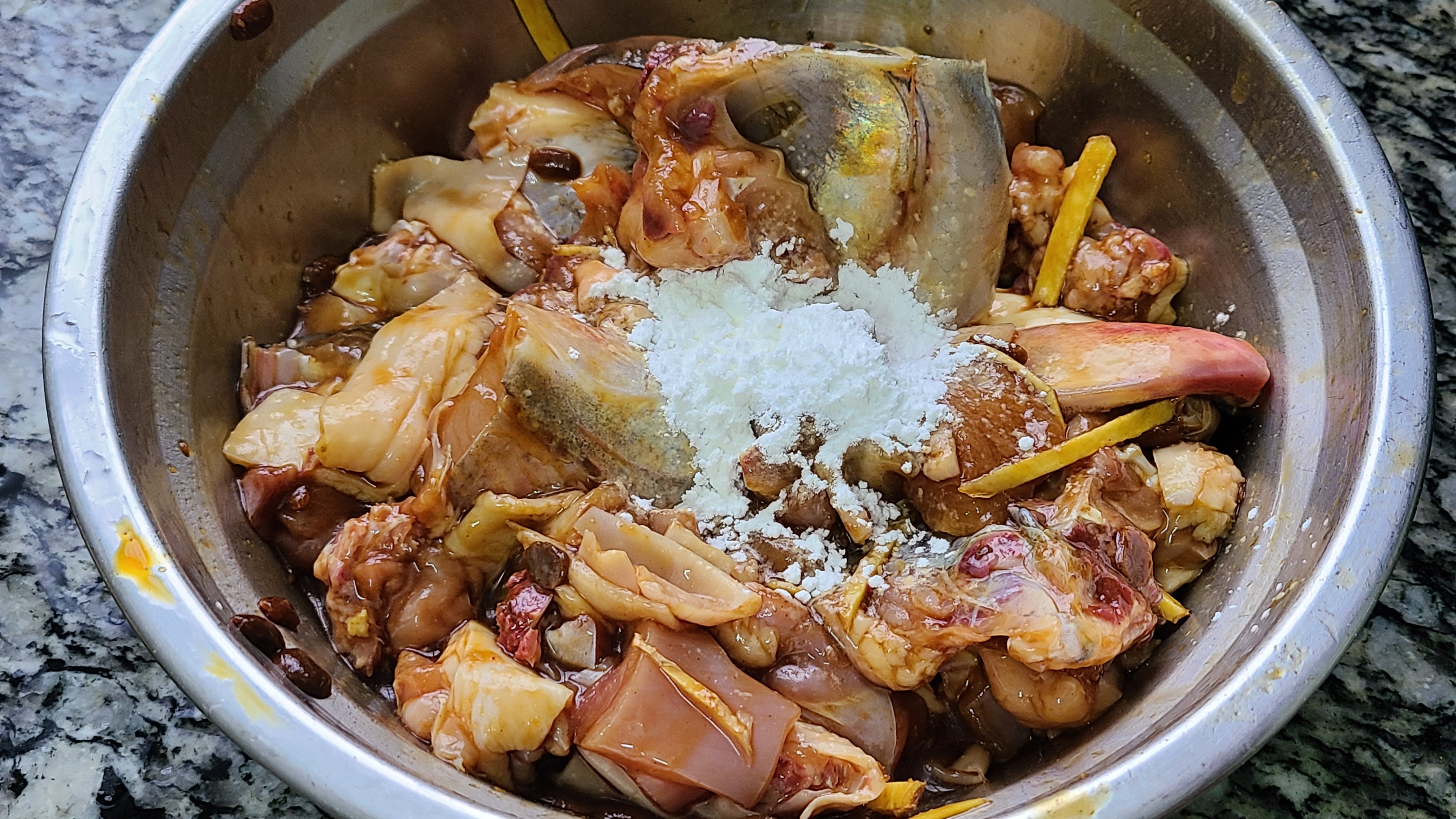 快過年了，教你一道簡單又好吃的魚頭蒸雞，味道鮮美