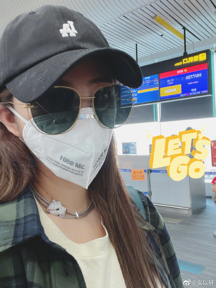 安以軒曬子女近照，66提前送母親節禮物，女兒娃寶側臉和媽媽超像