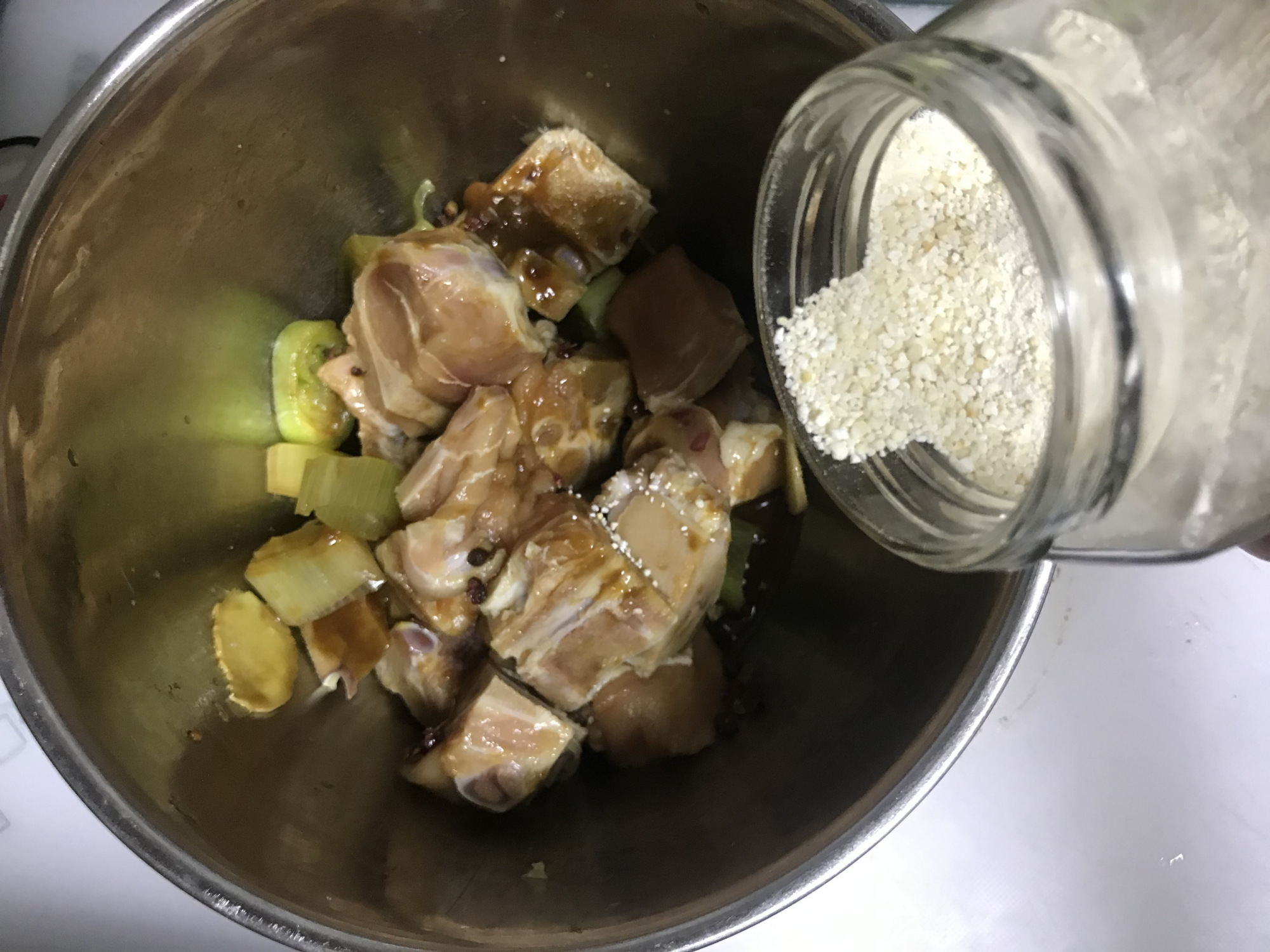 蒸排骨，先焯水是错的，只需多加1步，肉质滑嫩多汁，好吃不上火