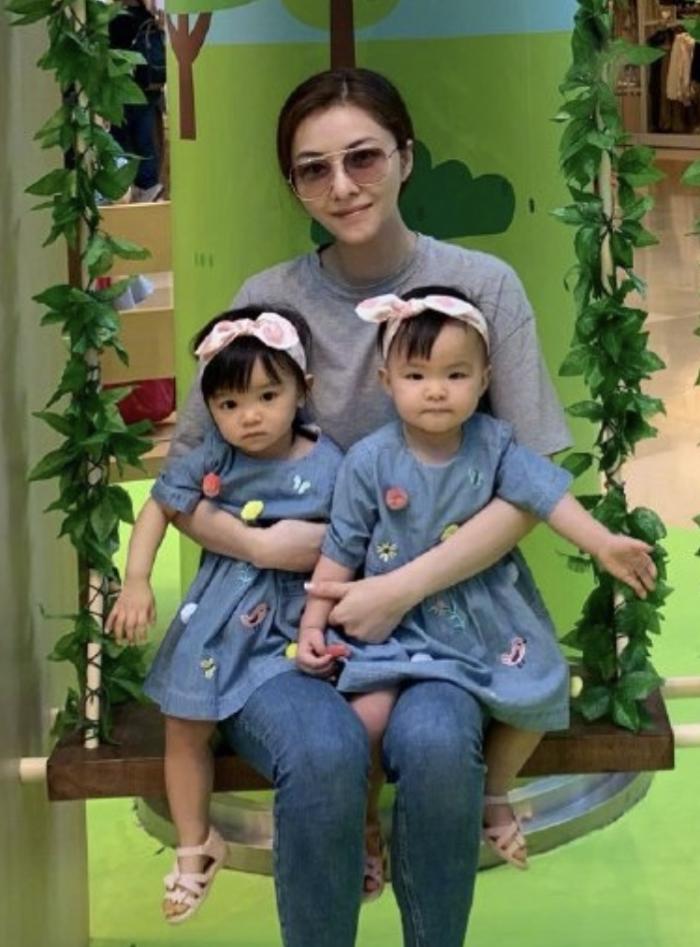 郭可颂晒全家福庆生，高调示爱熊黛林，双胞胎女儿手绘卡片送爸爸