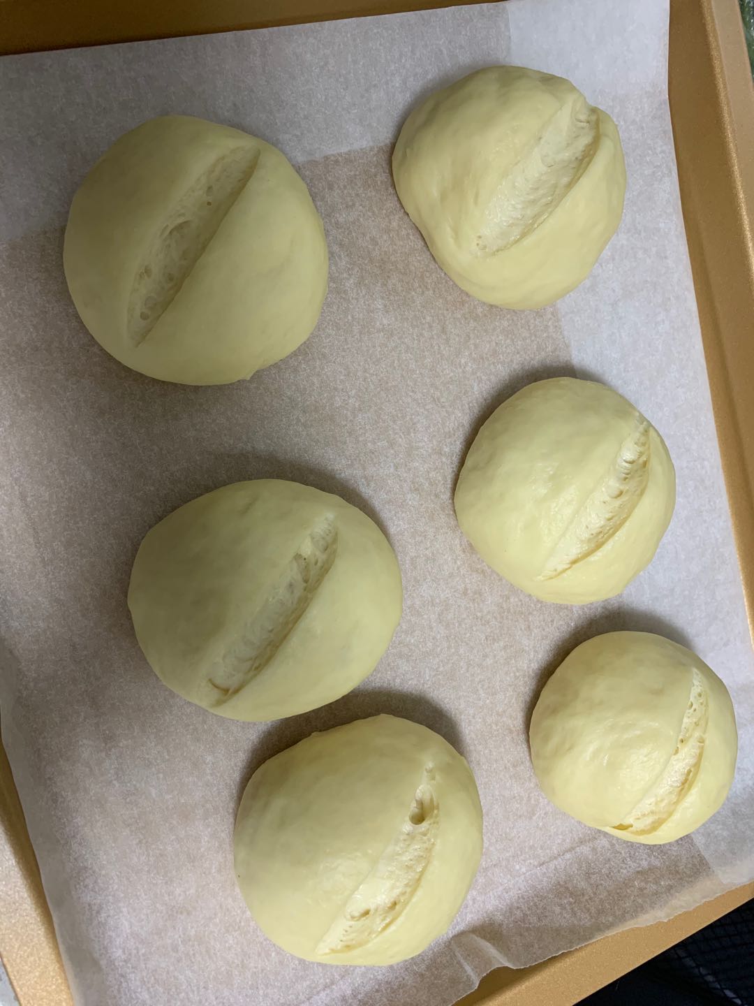 這麵包真獨特，蒜香濃郁鬆軟拉絲，吃一口就停不下來