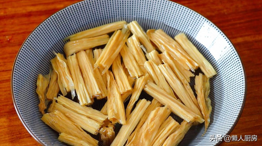 做饭怕麻烦？教你三鲜腐竹的懒人做法，吃起来清爽，没有油腻感