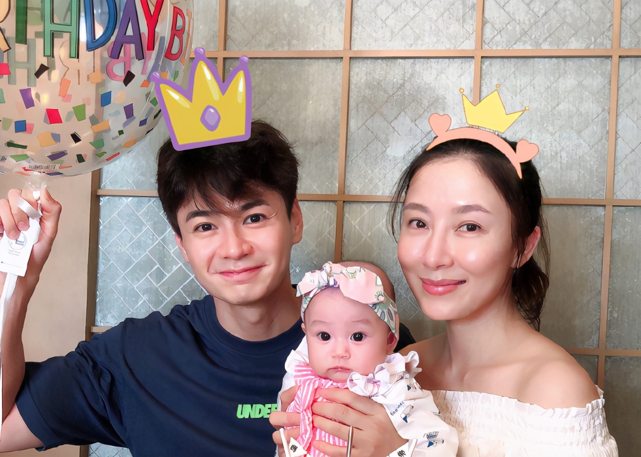 罗仲谦晒5个月大女儿，珍珠弹琴为爸妈庆结婚周年，一脸得意萌翻
