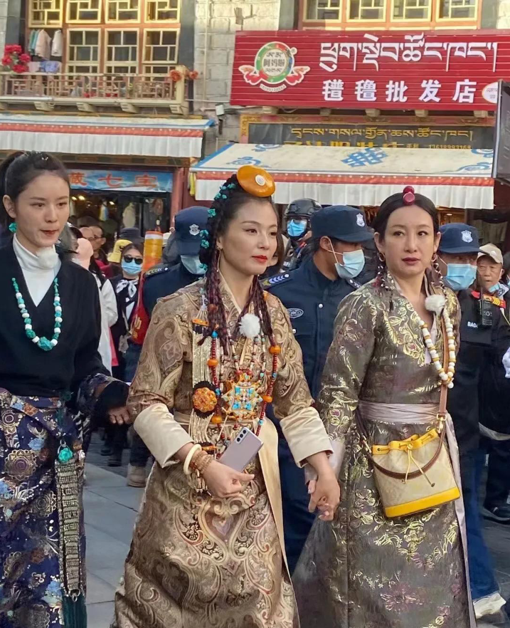 《妻子的旅行》路透曝光，蒋勤勤长胖刘涛像公