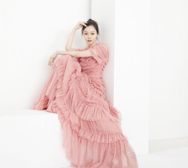 她腰围比雷佳音头还小，今穿V领轻纱裙戴皇冠，31岁美成小公主