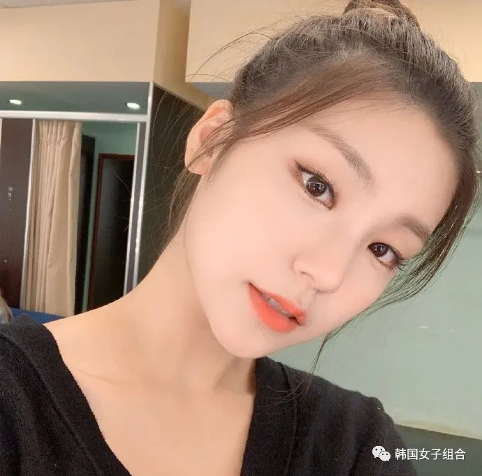 各种梳起来的发型都尝试了的女团爱豆,为努力工作的头皮应援