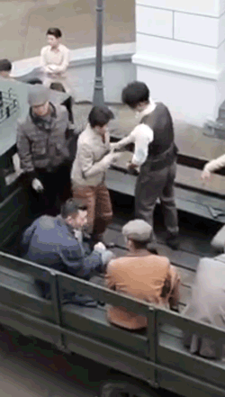 多次被拍亲密互动，同居恋情被曝光，他们真的在一起了？