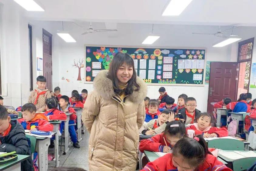 老师，您笑起来真好看——记双流区金桥小学“三八”妇女节活动