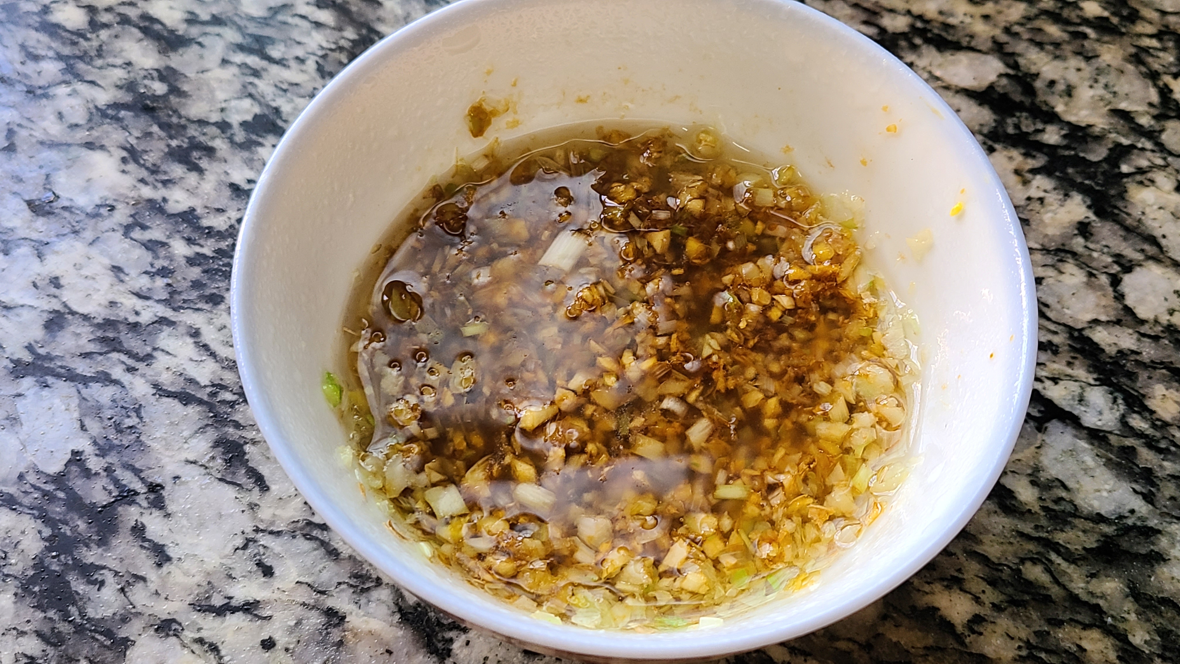 广东人很爱吃的沙姜白切鸭，香味浓味道棒，看着就好吃