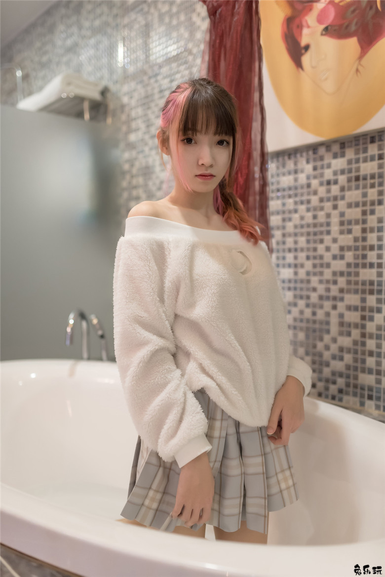 浴缸里的肉丝格子裙