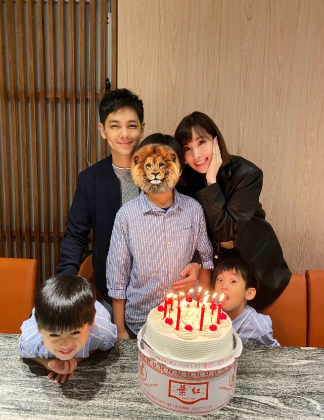 林志颖晒双胞胎儿子学习照，双子星认真写作业的模样真棒