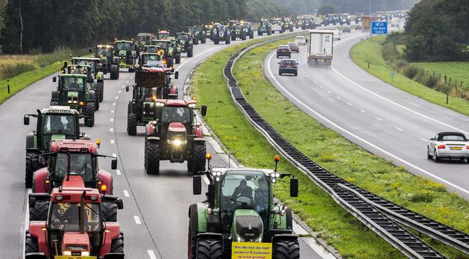 印度爆發示威，農民開拖拉機直奔首都，30萬人高呼"打倒莫迪"