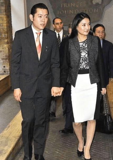 不丹30岁王后多爱美？出访印度穿露脚趾凉鞋，怀二胎穿绣花高跟鞋