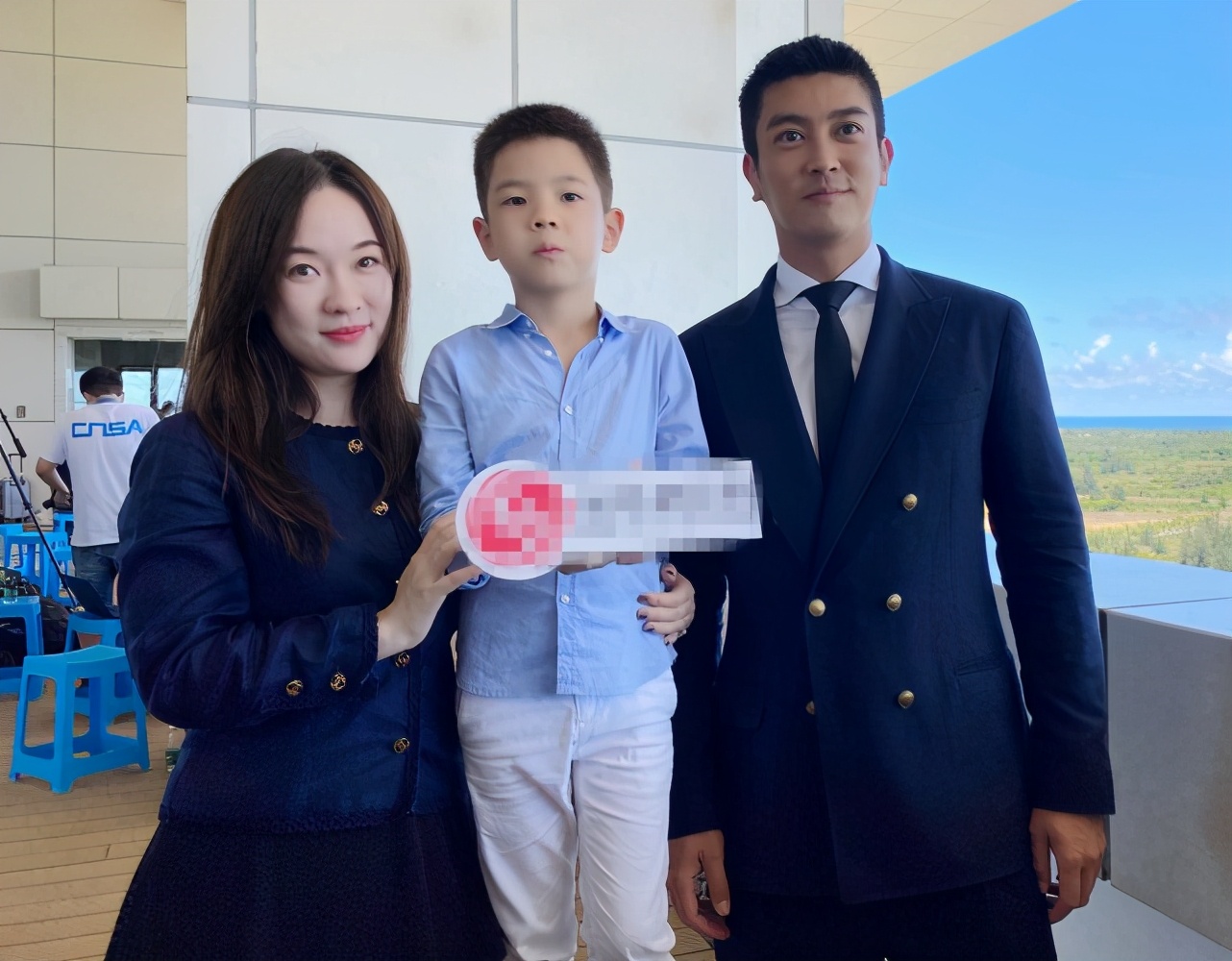 杜江獨自送兩個孩子出門，依依不捨神秘小女孩，真不是對方父親嗎