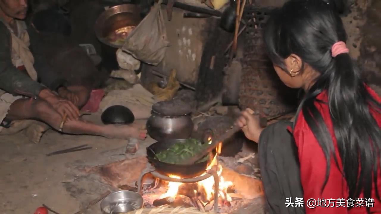 尼泊尔山区小姑娘大冬天摘野菜，回家还要煮饭炒菜，看着让人心疼